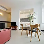 Ych-Bright Penthouse Near Colosseum